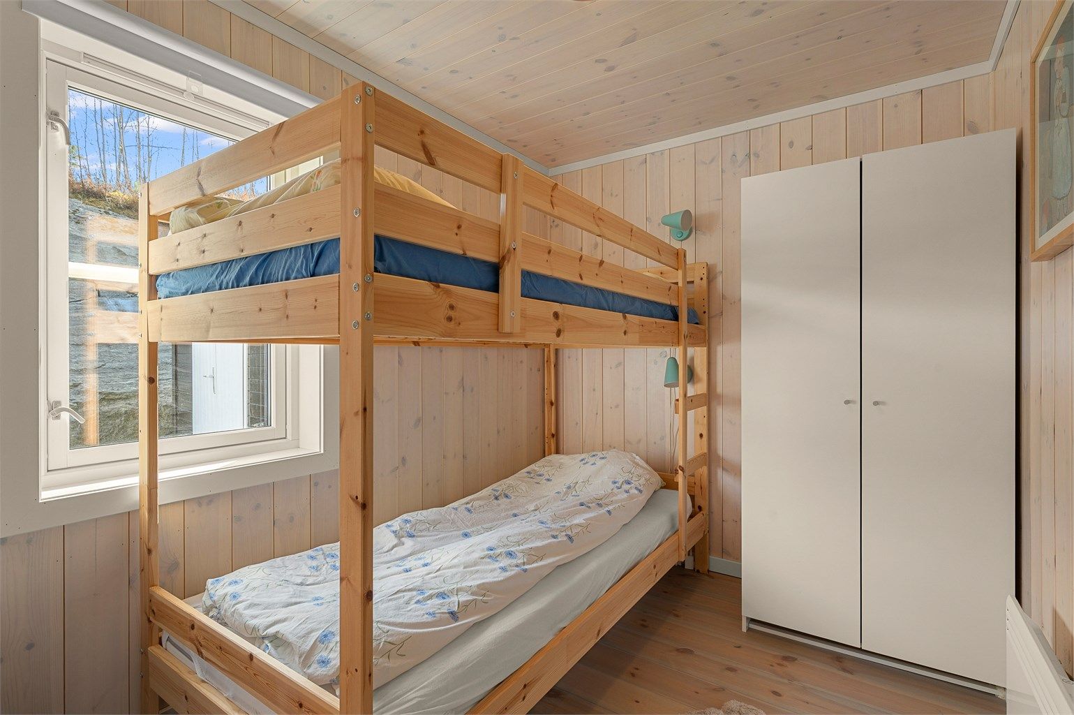 Hytta har til sammen 3 soverom. 