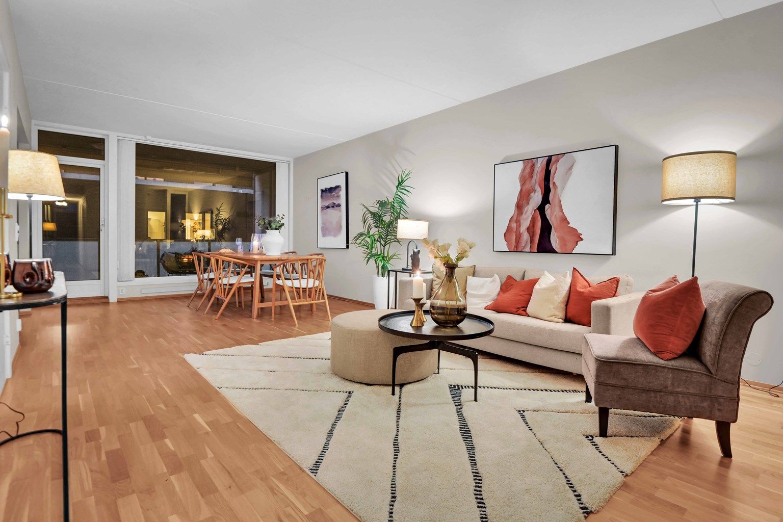 Velkommen til Gamle Ringeriksvei 45A - Lys og pen, gjennomgående leilighet med plass til både spisestue og sofa/ TV-gruppe