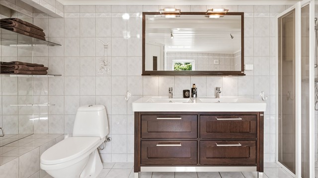 Badet i underetasjen er utstyrt med dobbelservant og gulvstående toalett. Rommet er ikke byggemeldt.