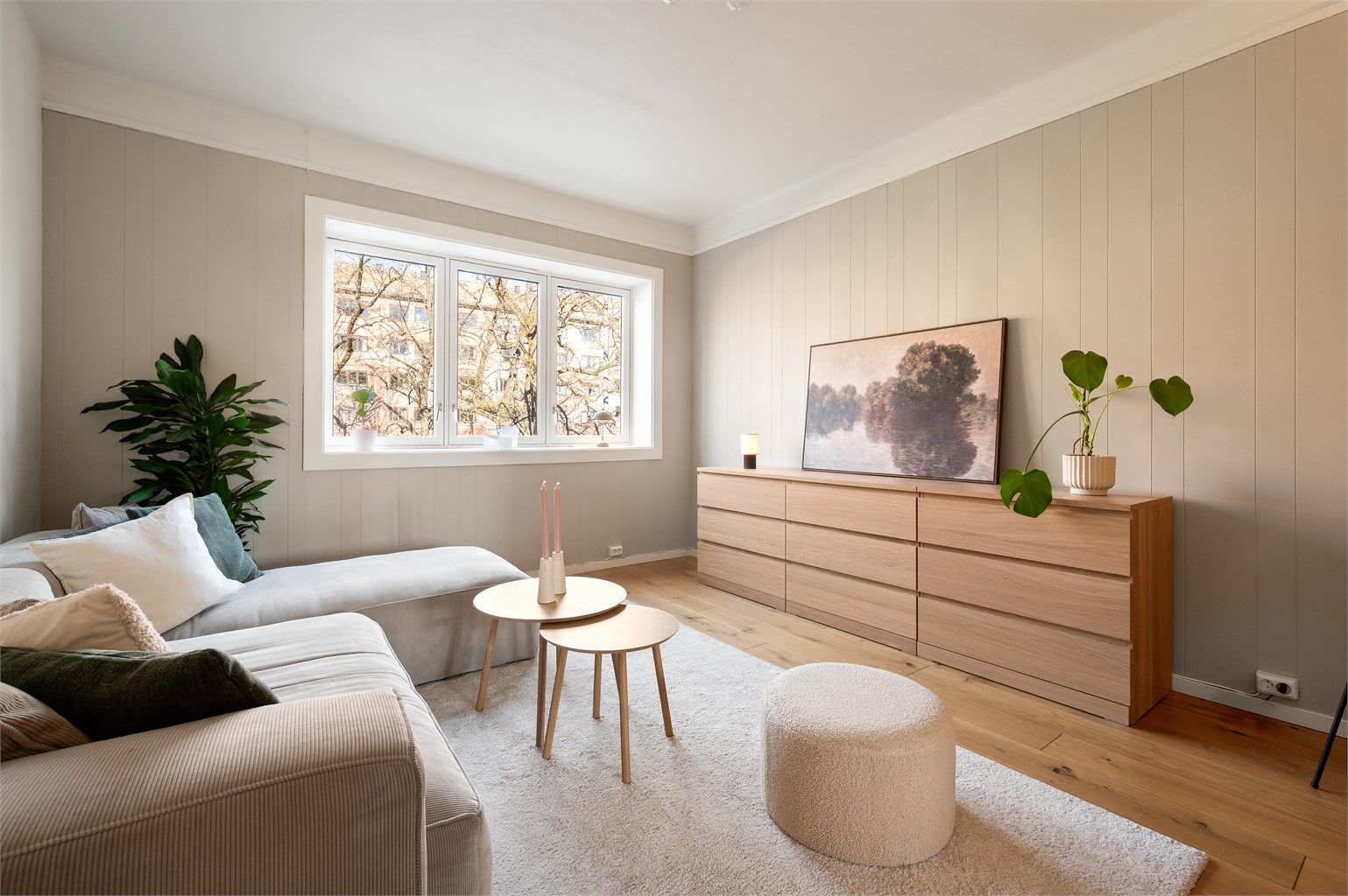 De store vindusflatene slipper inn rikelig med lys og skaper en luftig atmosfære. Stuen er opprinnelig et soverom som i dag benyttes som stue. 