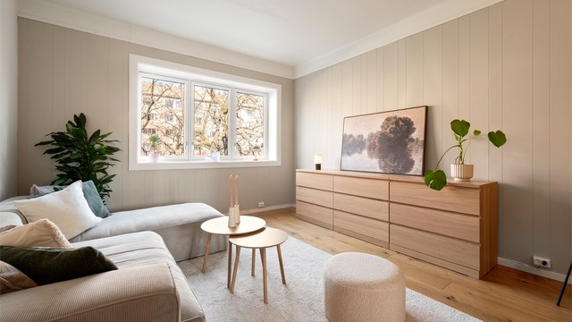 De store vindusflatene slipper inn rikelig med lys og skaper en luftig atmosfære. Stuen er opprinnelig et soverom som i dag benyttes som stue.