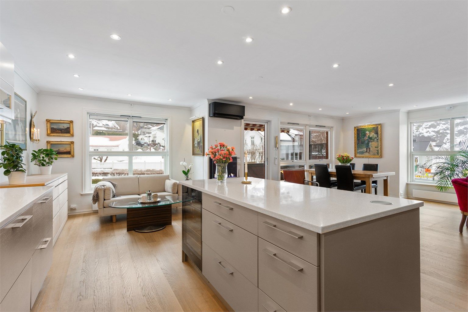 Kjøkkenøya inkluderer et integrert vinskap, perfekt for sosiale anledninger.