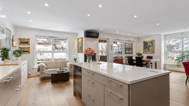 Kjøkkenøya inkluderer et integrert vinskap, perfekt for sosiale anledninger.