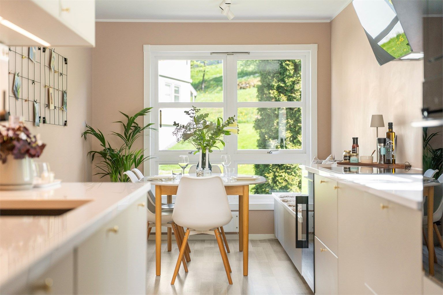 Leiligheten er topp- og endeleilighet og kan blant annet by på et nyere kjøkken fra 2023/2024