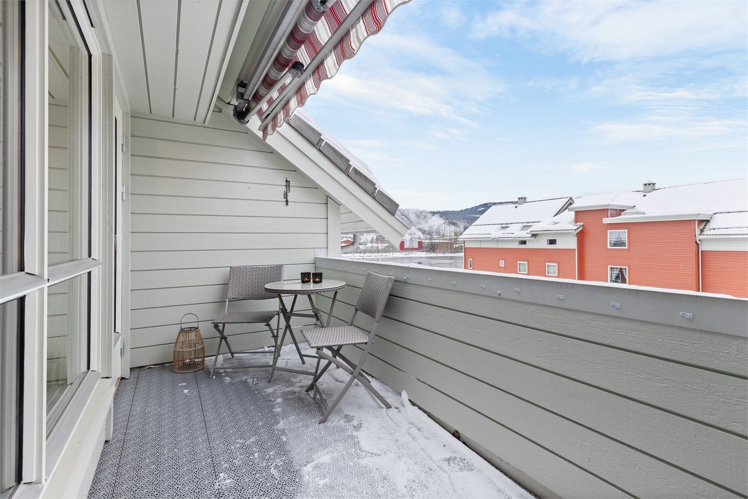 Balkongen har gode solforhold og er utstyrt med markise for skjerming.