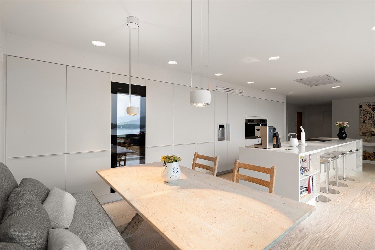 Kjøkken med mye skap plass. Integrert Miele MasterCool kjøl/frys med isbitmaskin. Miele vinskap. 2 stk Miele stekeovner