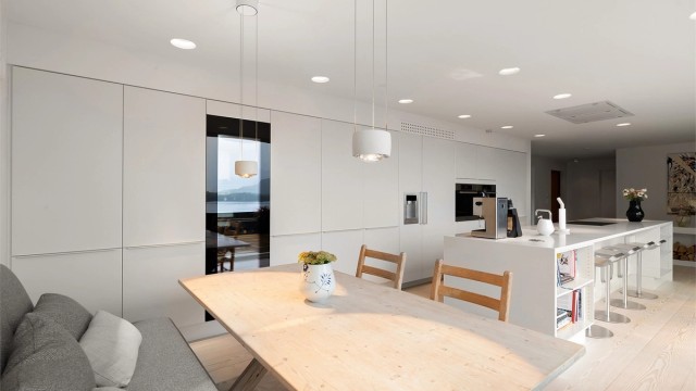 Kjøkken med mye skap plass. Integrert Miele MasterCool kjøl/frys med isbitmaskin. Miele vinskap. 2 stk Miele stekeovner