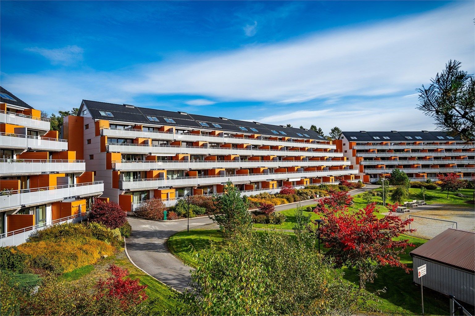 Borettslagets eiendom er pent opparbeidet og i senere år er viktige oppgraderinger på tak, fasade, balkonger, vinduer og balansert ventilasjon gjennomført.