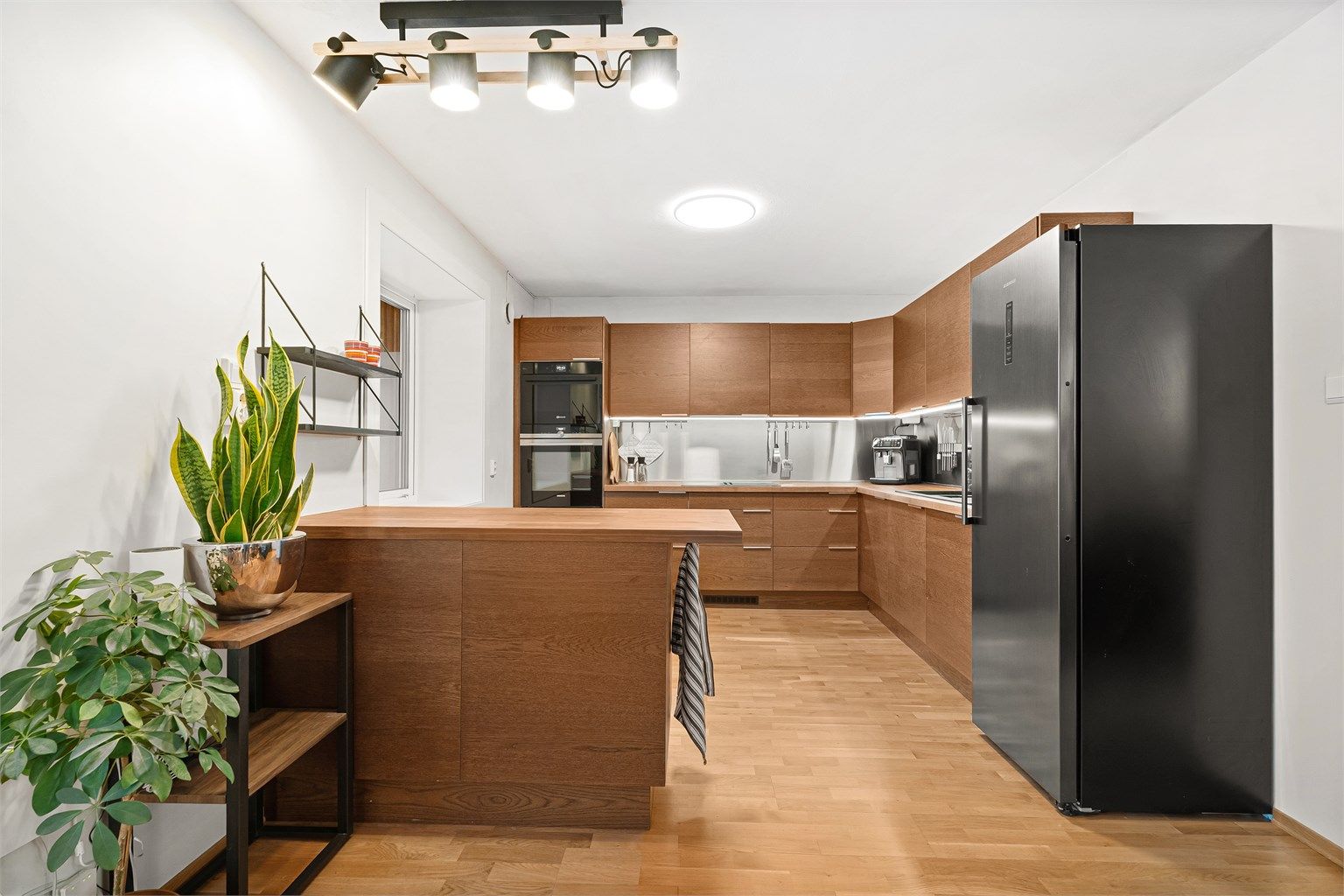 Åpen kjøkkenløsning med kjøkkenøy