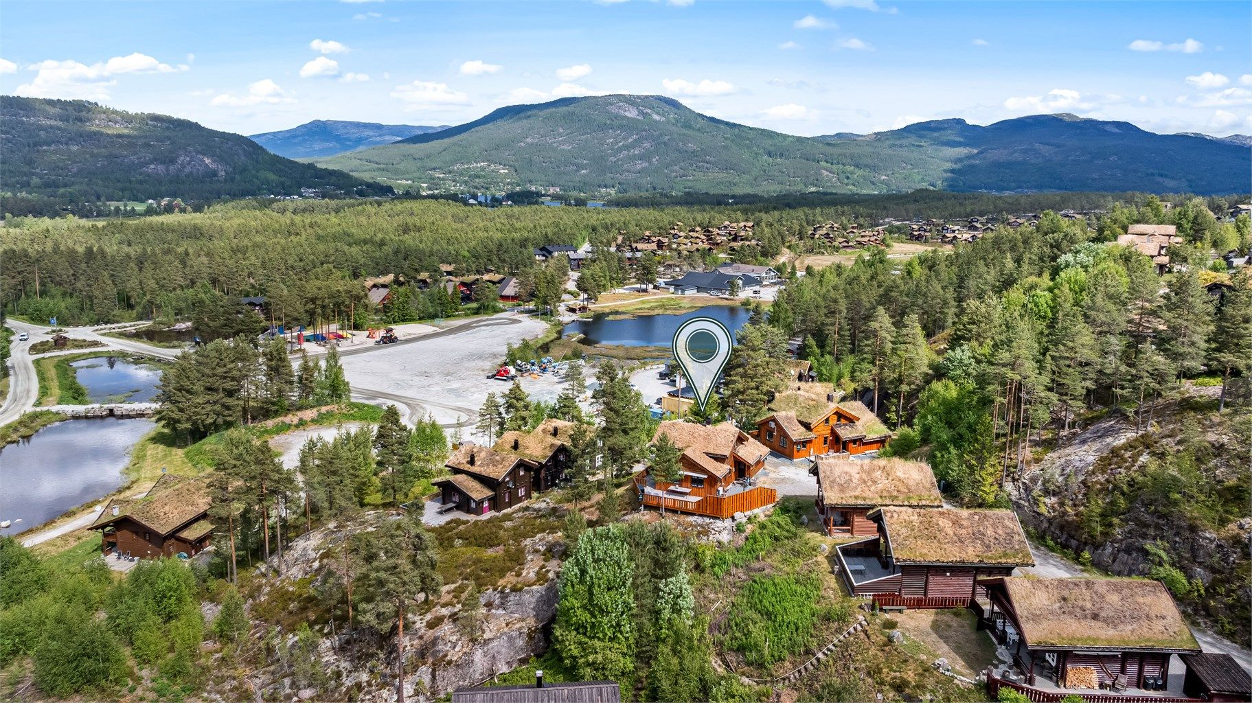 Om sommeren bys det på vakker natur, flotte turområder i fjellet med merkede turer (korte og lange)