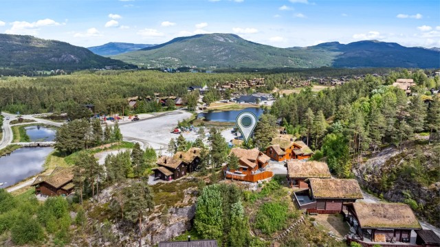 Om sommeren bys det på vakker natur, flotte turområder i fjellet med merkede turer (korte og lange)