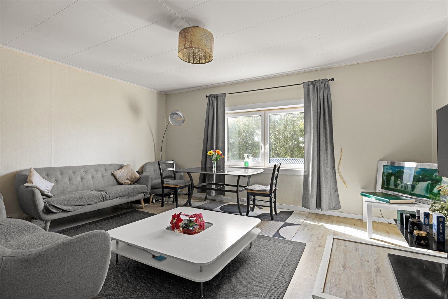 Stue i leilighet #1. Boligens vinduer er skiftet ut med nye i PVC, datert 2021. Søknad om eller godkjenning av utskiftningen foreligger ikke.