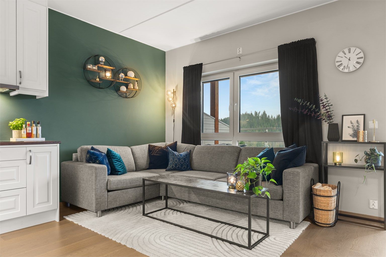 Stuen er av god størrelse med plass til sofa, salongbord og TV-seksjon.