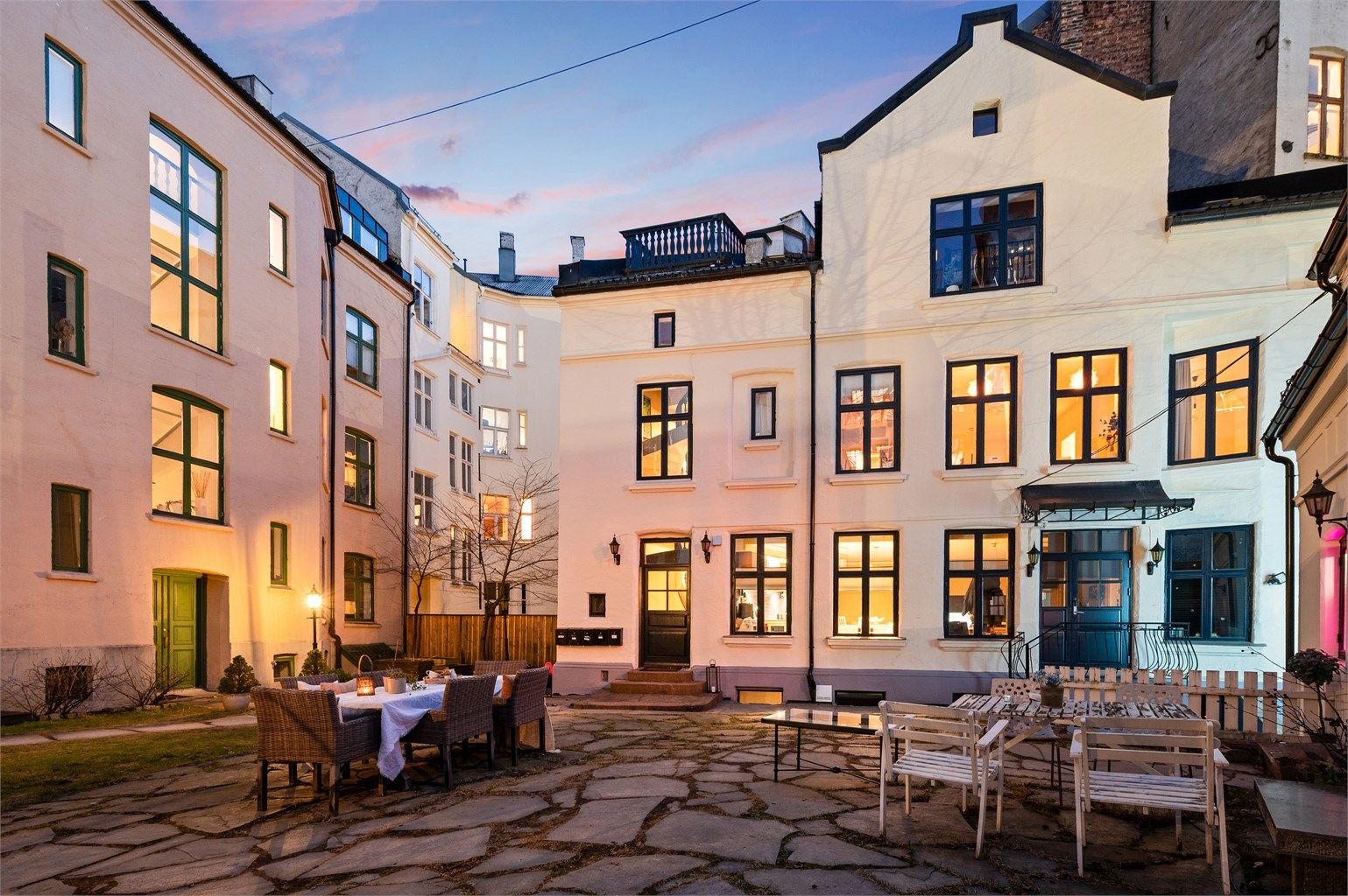 Den felles bakgården er et naturlig møtepunkt som kan benyttes av beboerne.