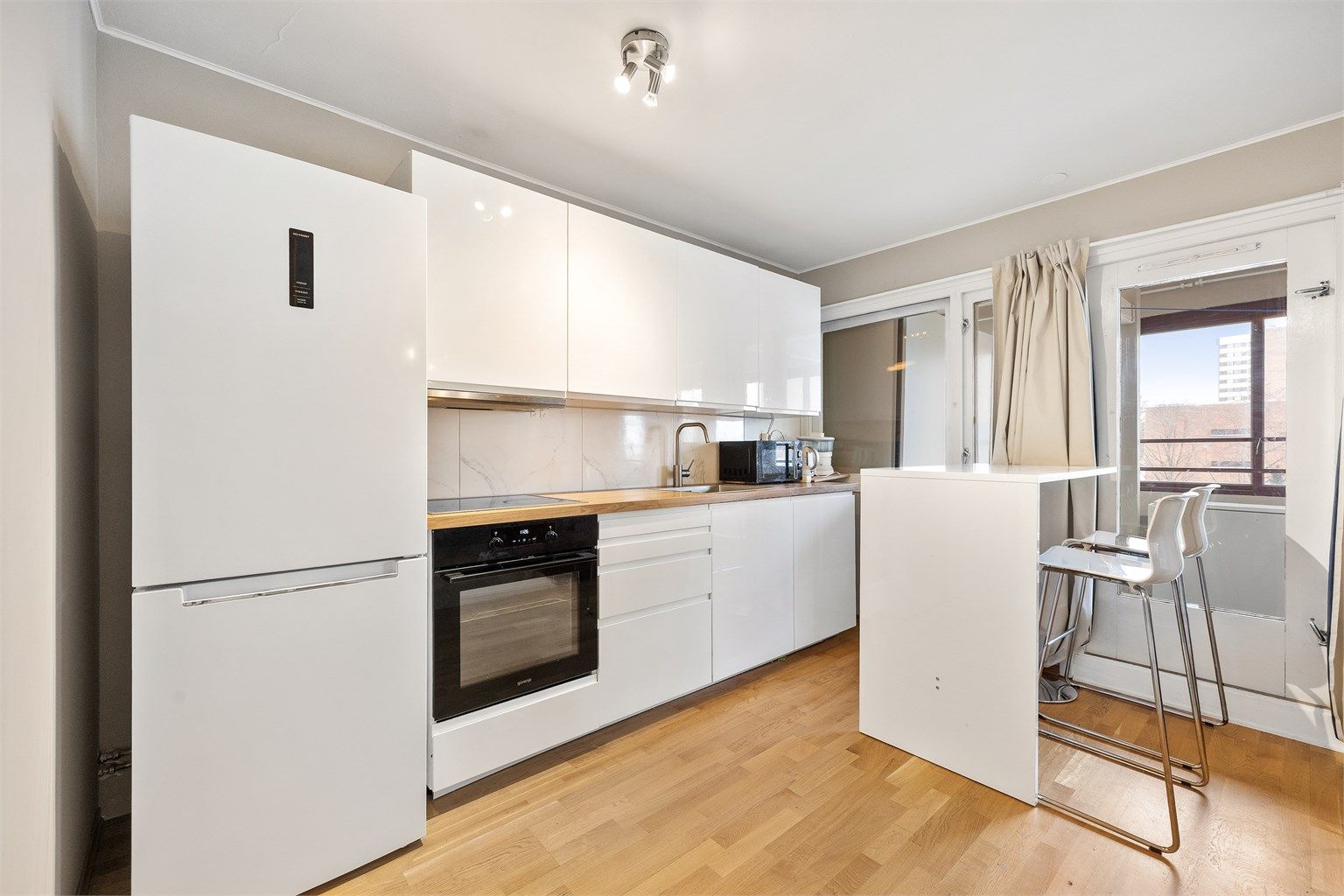 Stilrent kjøkken med integrert platetopp og ovn