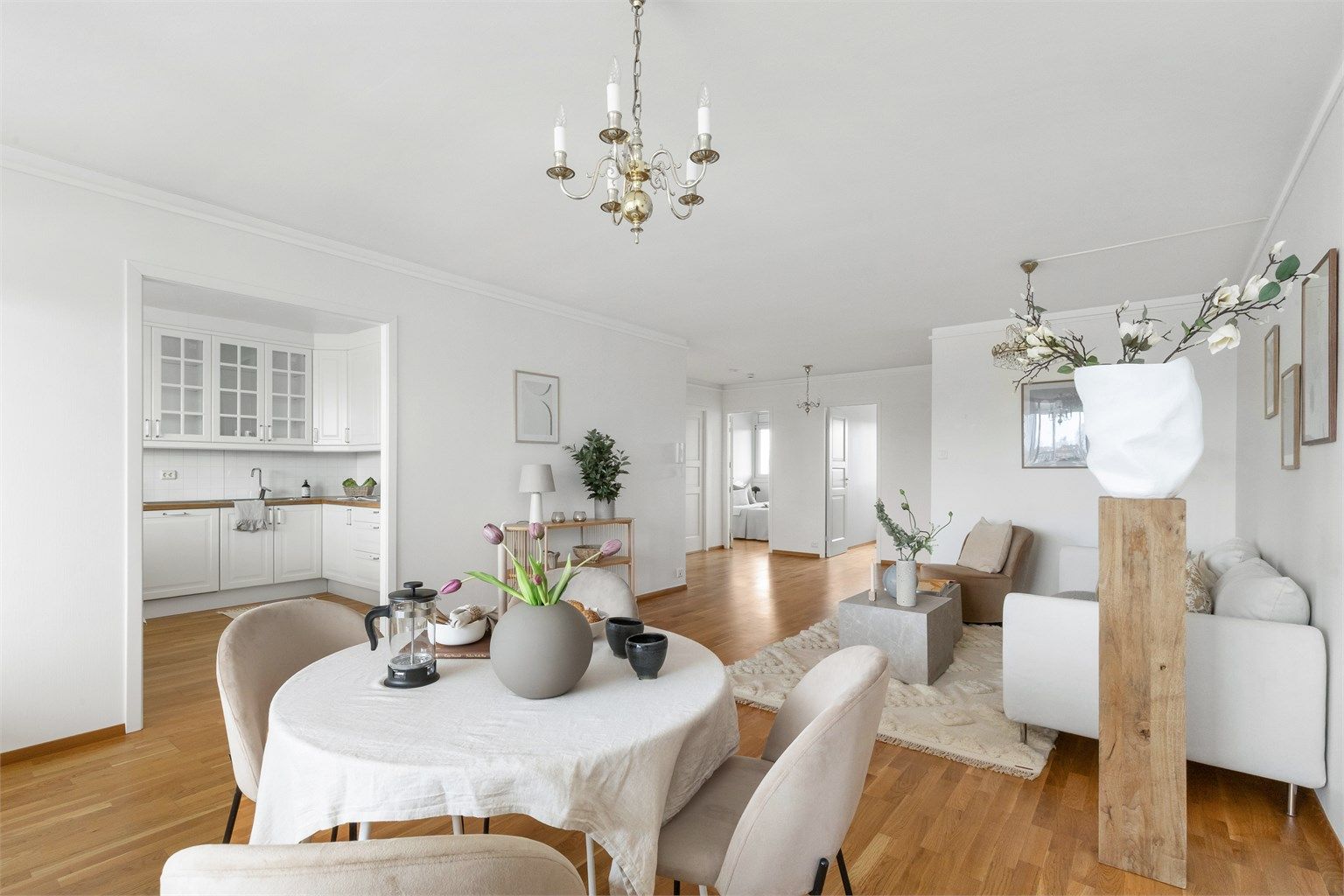 Lys og romslig stue- og spiseavdeling med gjennomgående gode lysforhold og en harmonisk planløsning. Åpningen mot kjøkkenet gir en naturlig flyt mellom sonene, og rommet oppleves både luftig og svært innbydende.