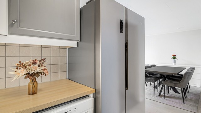 Naturlig plass til frittstående kjøleskap/fryser samt komfyr med platetopp.