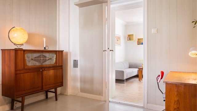 Sikringsskapet er plassert i entréen og inneholder automatsikringer og jordfeilbryter.