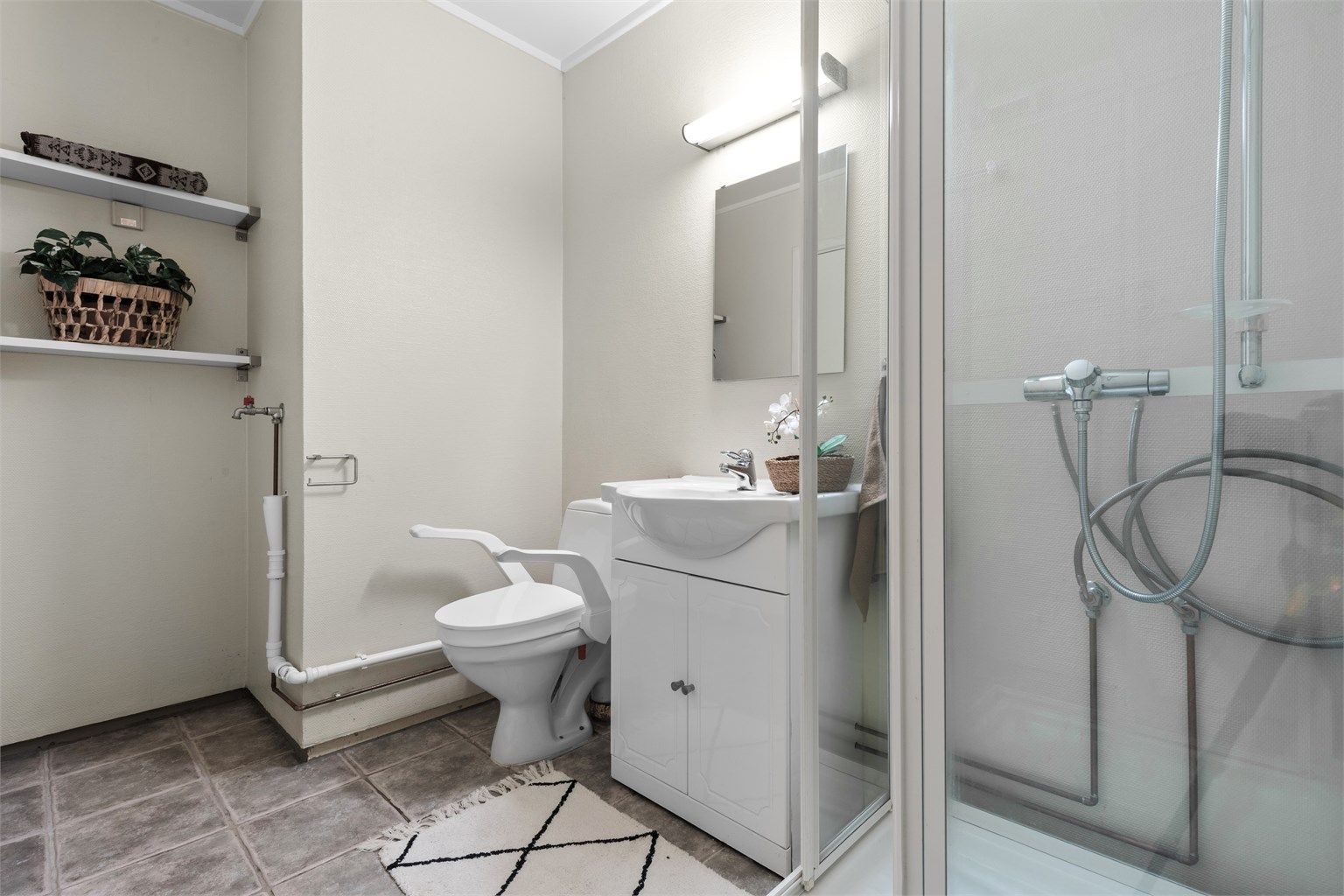 Bad - dusjkabinett - gulvstående toalett - opplegg til vaskemaskin