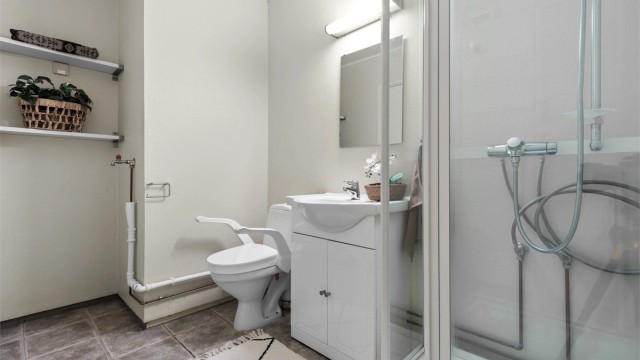 Bad - dusjkabinett - gulvstående toalett - opplegg til vaskemaskin