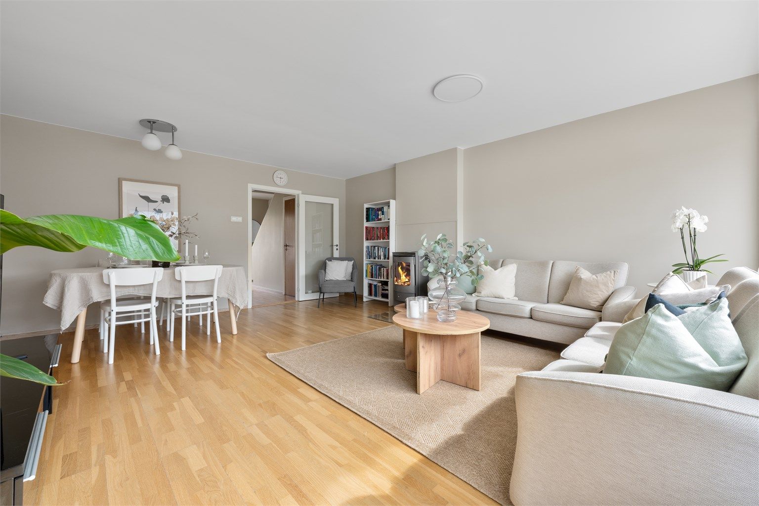 Det er god plass til å innrede med både salong og spisebord. 