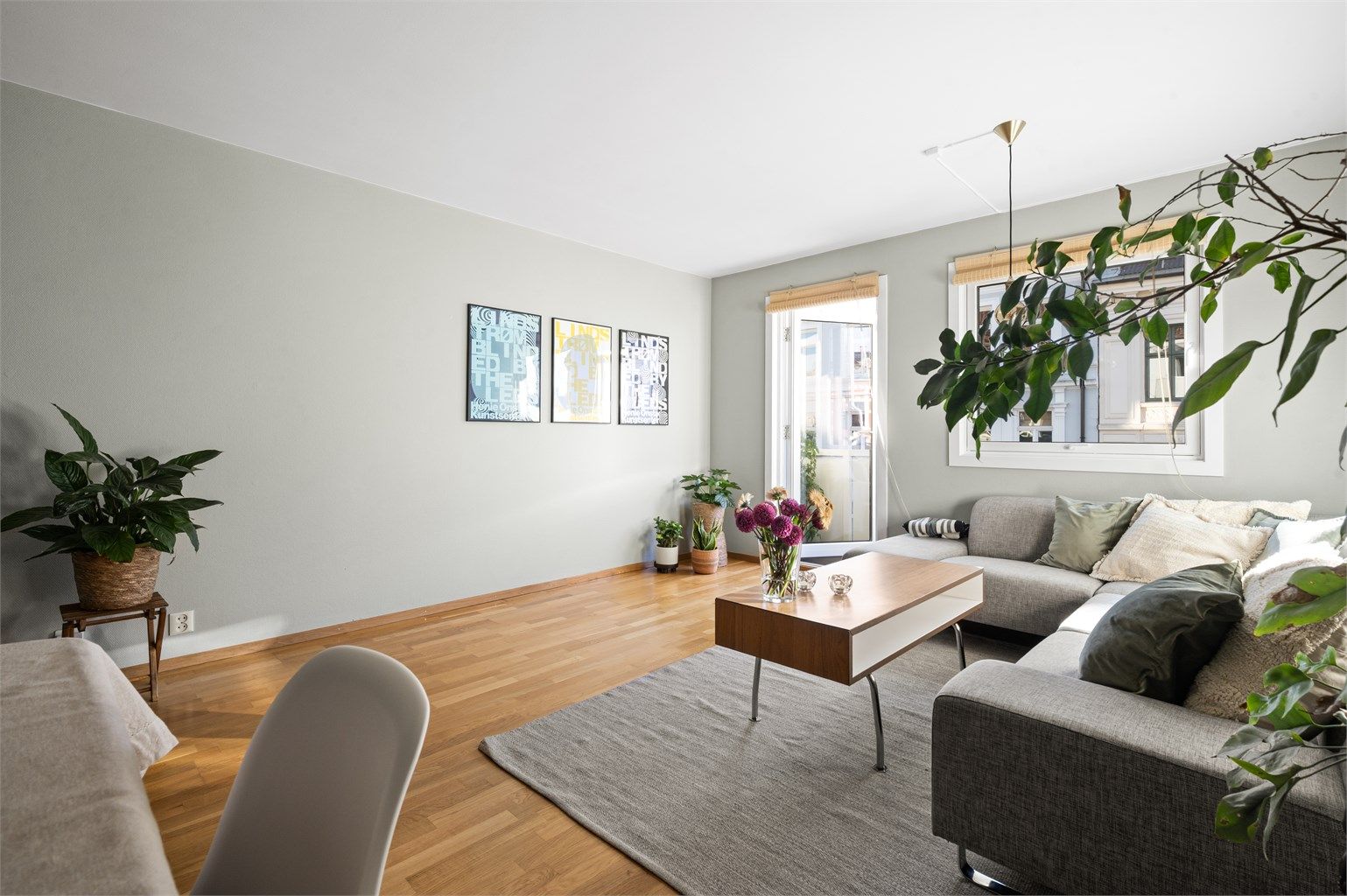 Leiligheten oppleves luftig med en god planløsning og store oppholdsrom. Gulvet er hovedsakelig belagt med tre-stavs eikeparkett og veggene er i malte flater.