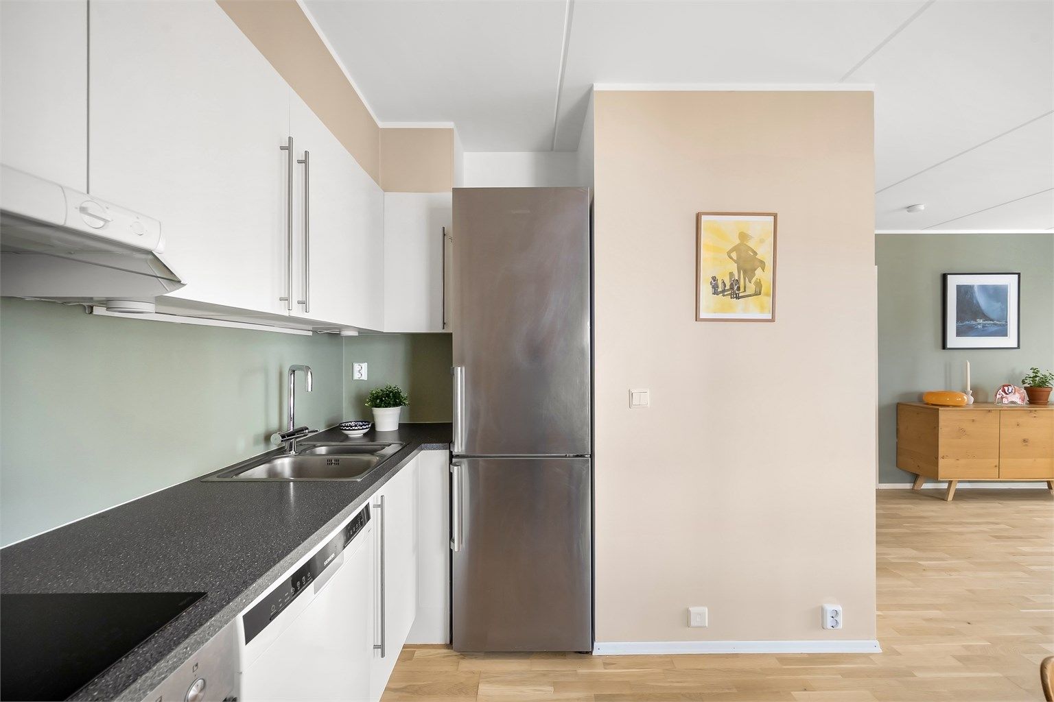 God arbeidsbelysning fra spotter i taket under overskap.