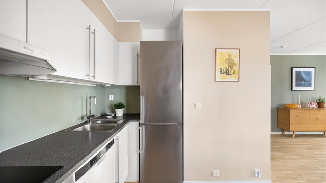 God arbeidsbelysning fra spotter i taket under overskap.