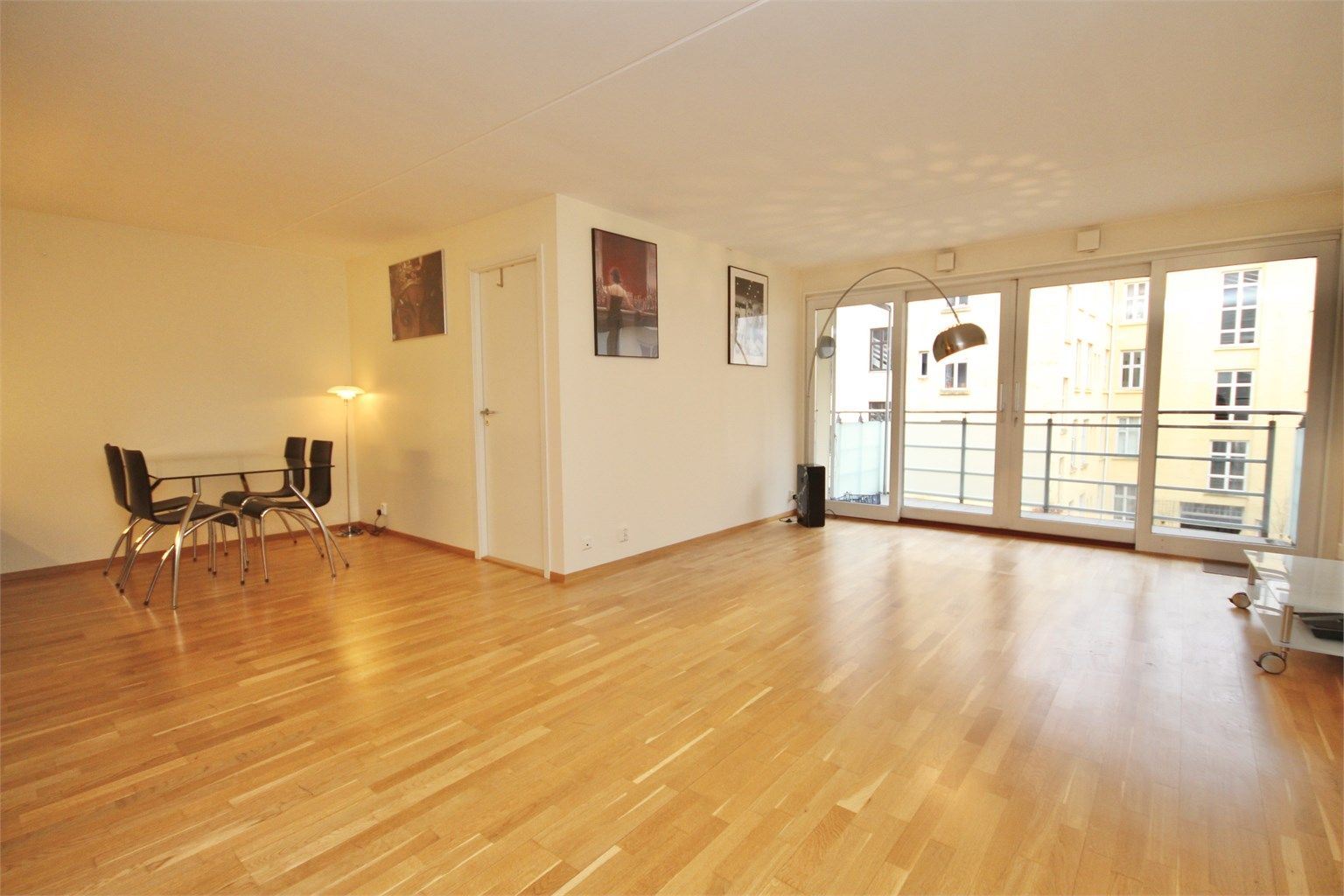 Flott planløsning med egen plass til både sofa- og spisegruppe.