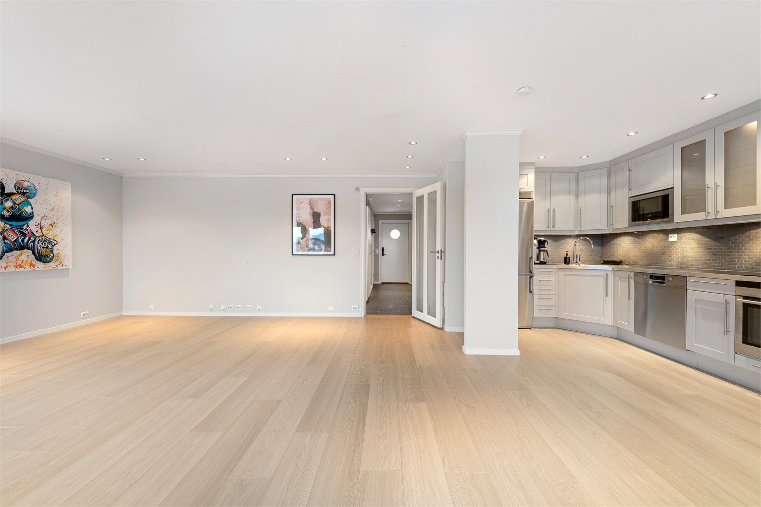 Fra stue/kjøkken mot gang