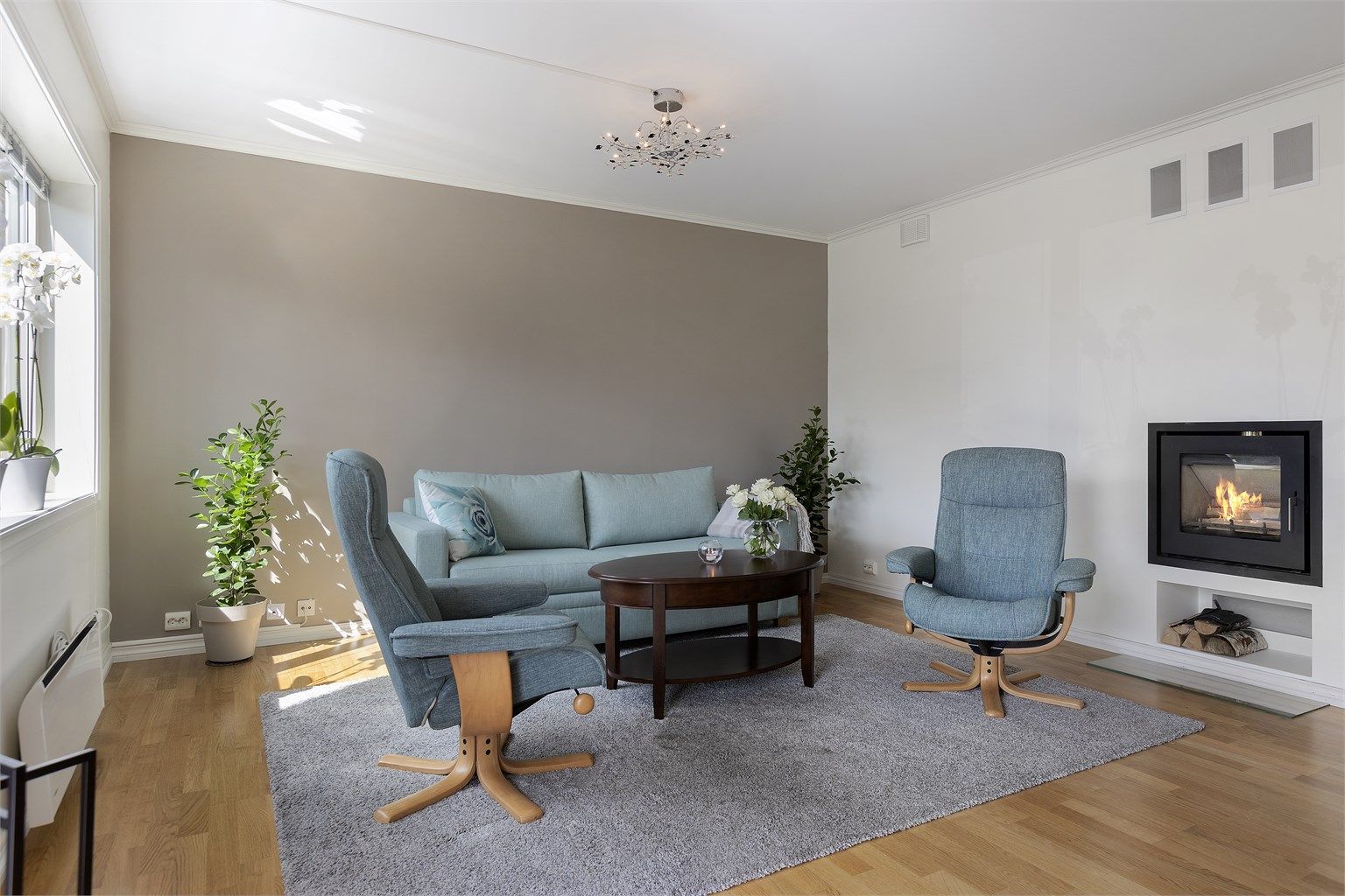 Stuen har god plass til sofagruppe og en takhøyde på nesten 2,5 meter.