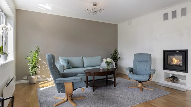 Stuen har god plass til sofagruppe og en takhøyde på nesten 2,5 meter.