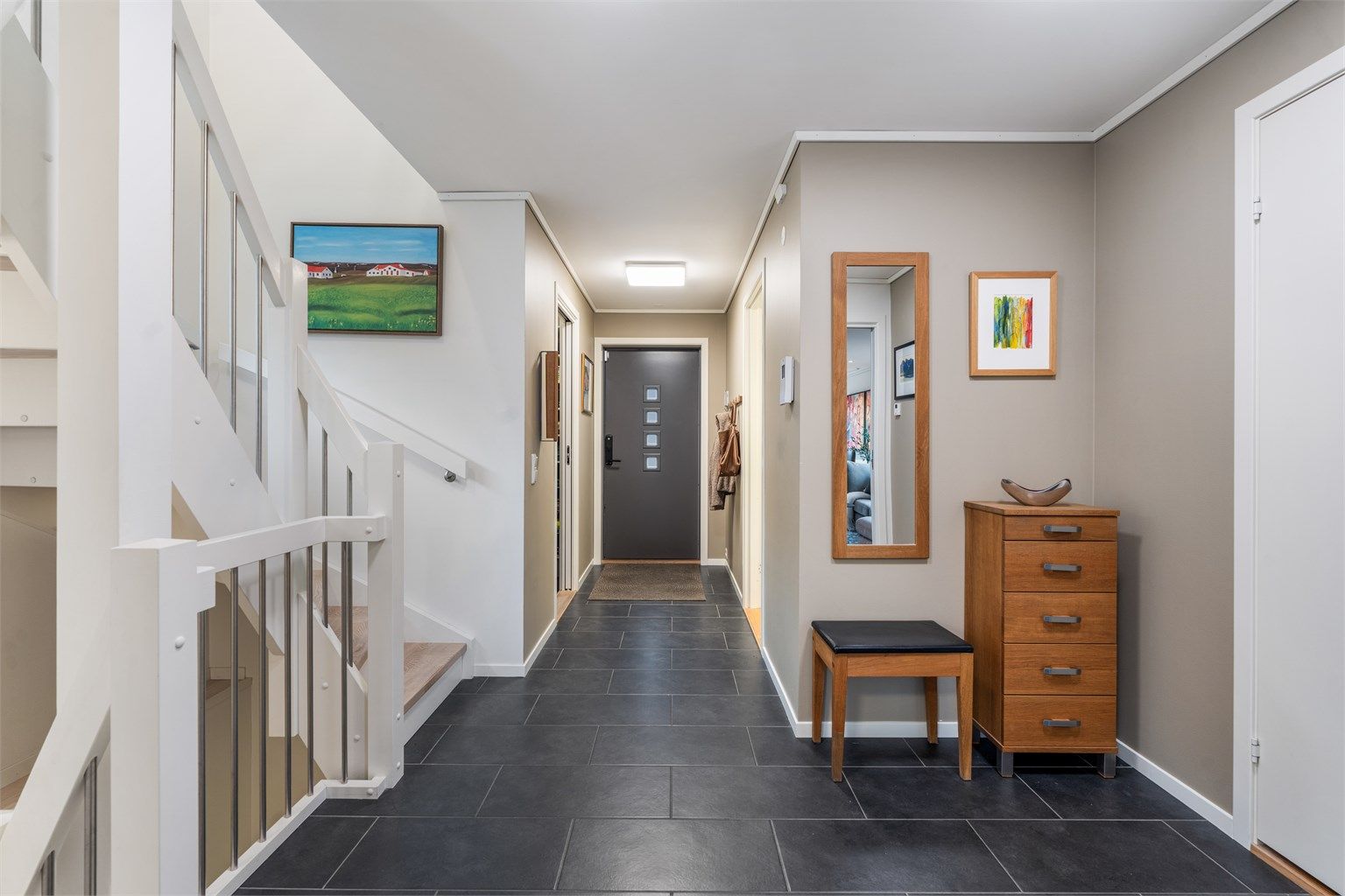 Velkommen inn til dette innholdsrike og innbydende hjemmet.  Her møter dere først en romslig gang/hall som på ene siden har garderoberom, og på andre siden ett kontor/soverom og bad med dusj.