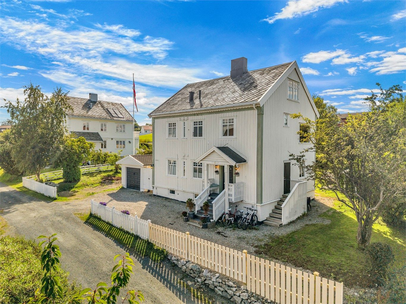 Boligen ligger fint til i et etablert og attraktivt boligområde med korte avstander til hverdagens fasiliteter.