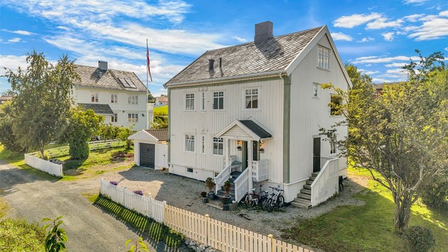 Boligen ligger fint til i et etablert og attraktivt boligområde med korte avstander til hverdagens fasiliteter.