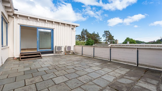 Her får man sol fra tidlig morgen til sent på kveld - God plass til utemøblement og sittegrupper