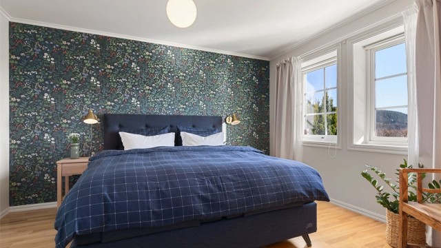 Dagens hovedsoverom i husets underetasje med plass til dobbeltseng og nattbord