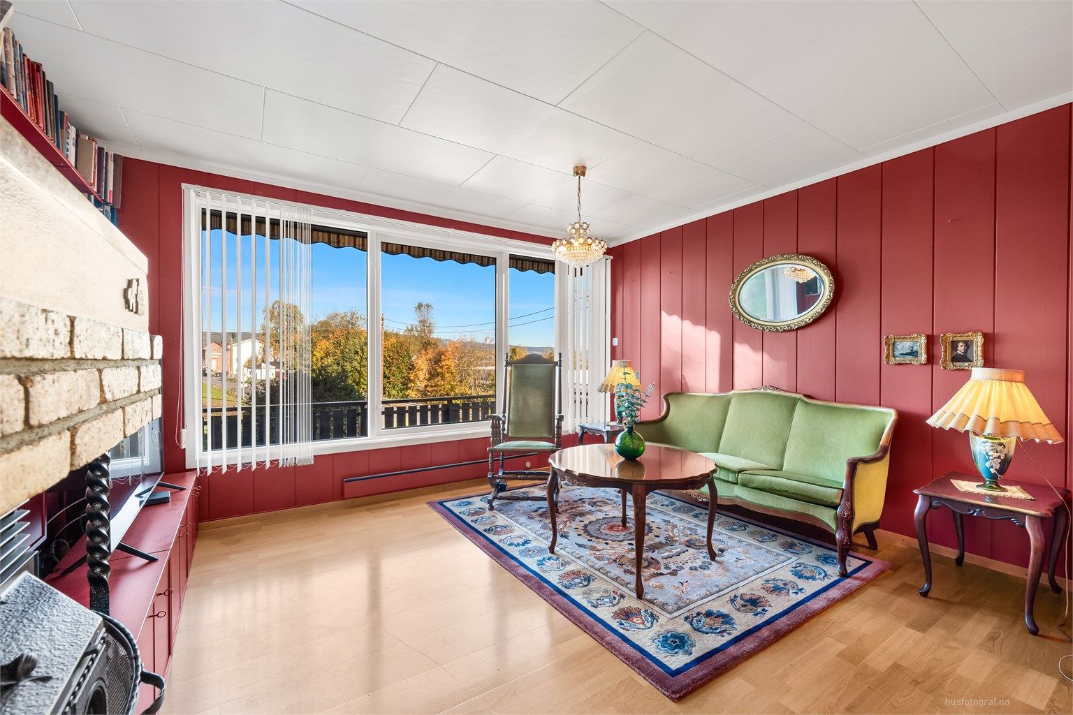 Stue med sofaområde og spiseplass