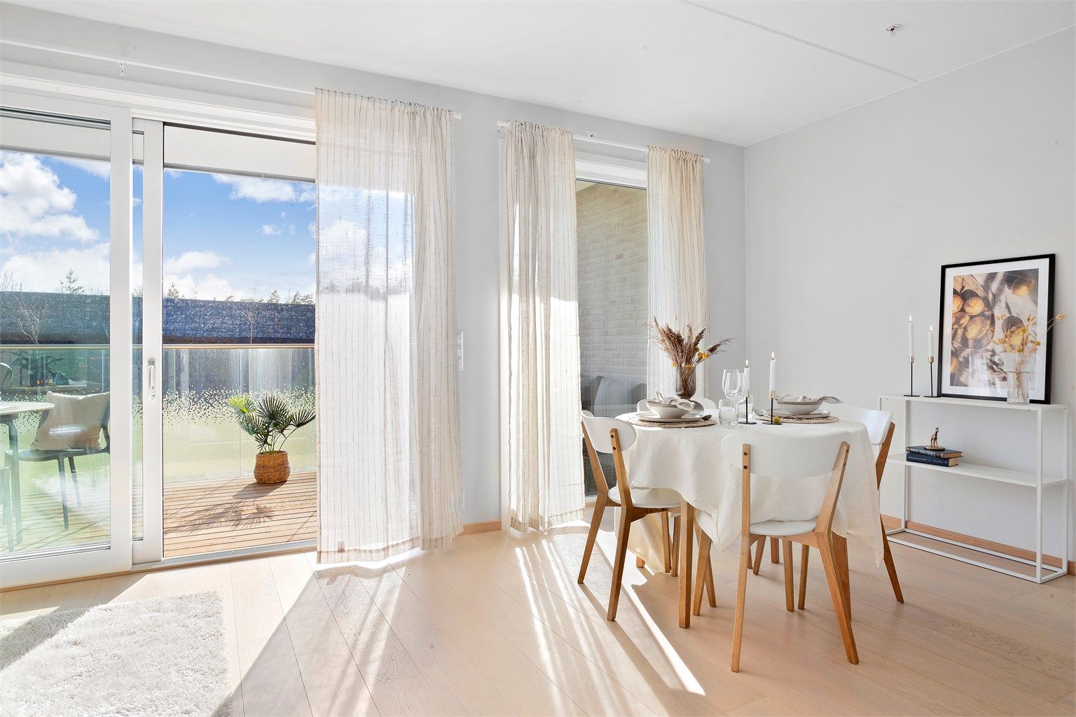 Spiseplassen er naturlig plassert i overgangen mellom kjøkken og stue, med direkte utgang til balkongen.