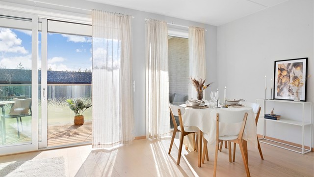 Spiseplassen er naturlig plassert i overgangen mellom kjøkken og stue, med direkte utgang til balkongen.