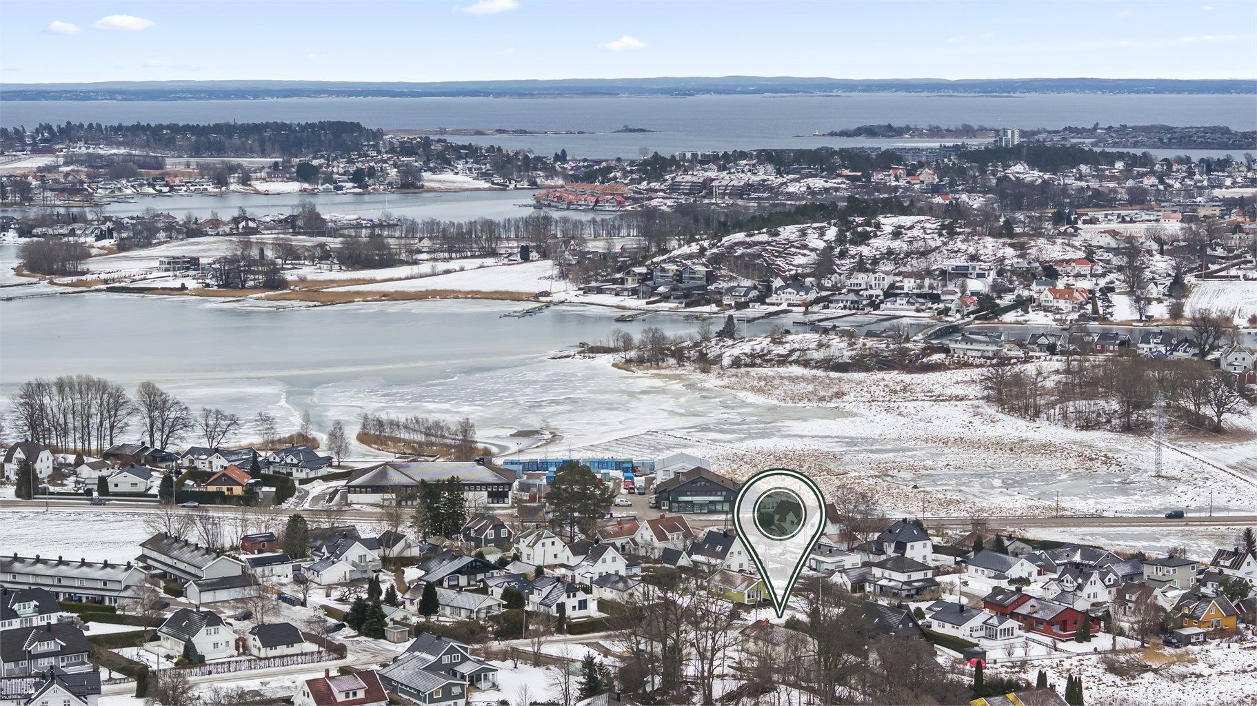 Eiendommen/området - Eneboligen har en sentral og fin beliggenhet på østsiden av Nøtterøy. Smidsrød Helsehus og Sjølystsentret ligger i nabolaget