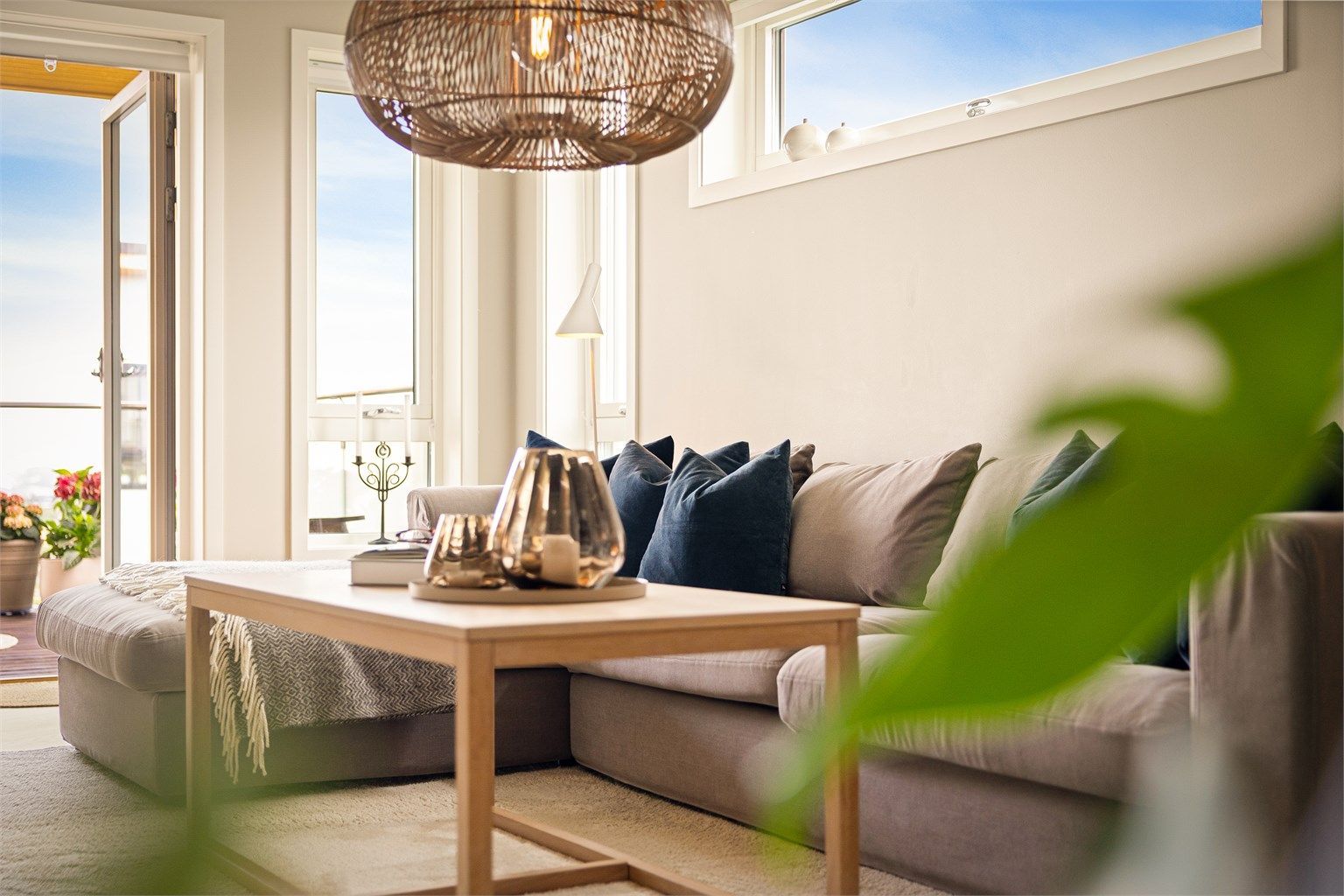 Gjennomtenkt arkitektonisk plassering og utforming av vinduer slik at man ikke får mye innsyn samtidig som man har fin utsikt og får rikelig med naturlig lys.