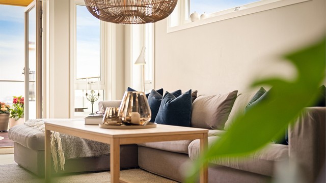 Gjennomtenkt arkitektonisk plassering og utforming av vinduer slik at man ikke får mye innsyn samtidig som man har fin utsikt og får rikelig med naturlig lys.
