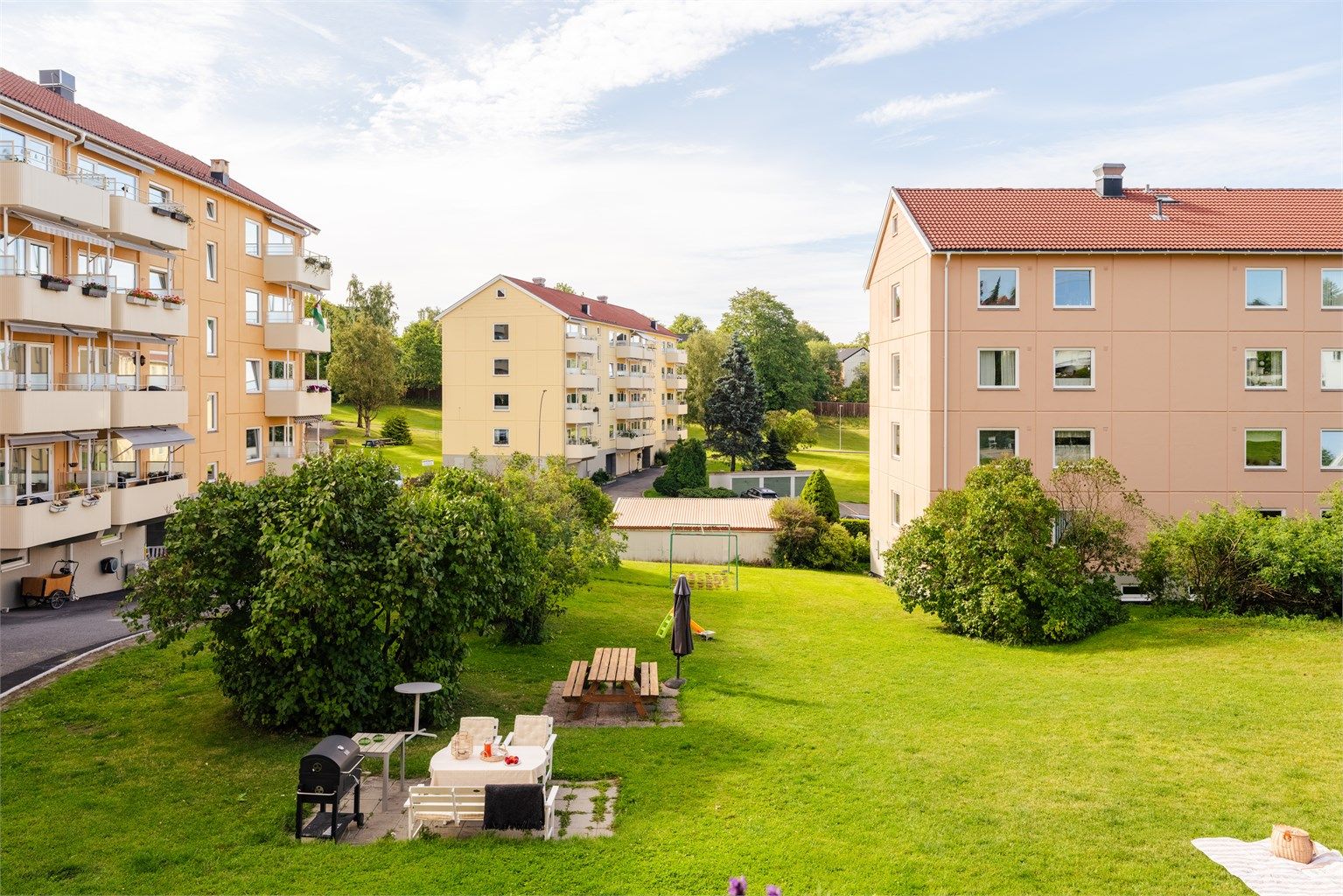 Balkongen ligger høyt og fritt med flott utsikt