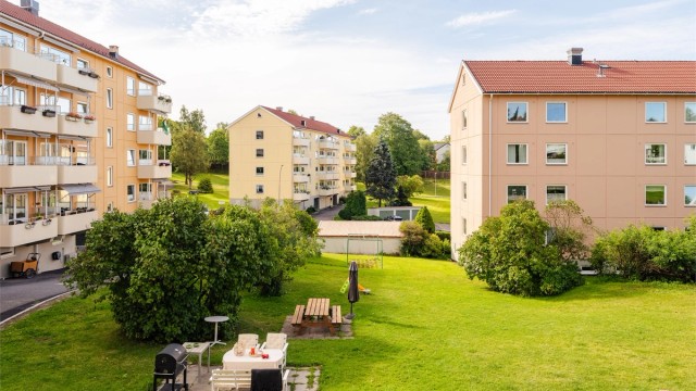 Balkongen ligger høyt og fritt med flott utsikt