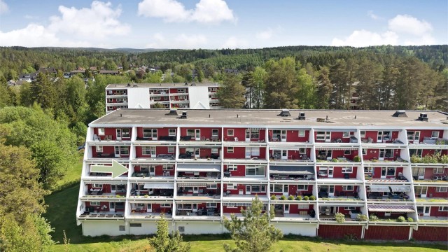 Leiligheten har en svært fin beliggenhet innerst på feltet, med kveldssol og flott natur rett utenfor døren.