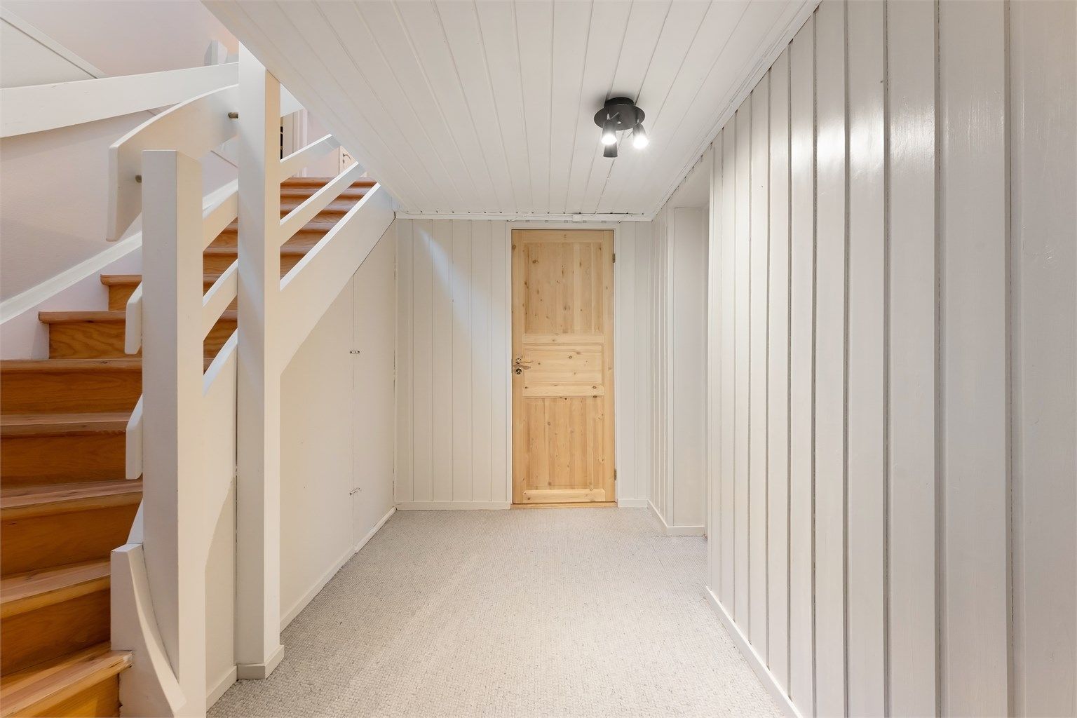 Trappen i tre forbinder de to etasjene på en funksjonell måte.