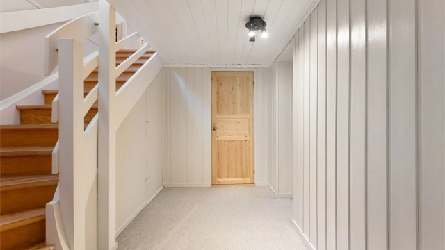 Trappen i tre forbinder de to etasjene på en funksjonell måte.