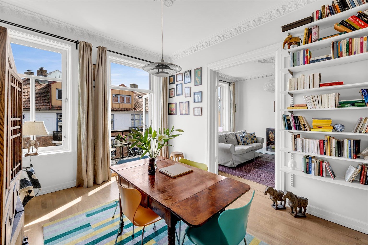 Leiligheten har en sosial og åpen planløsning hvor stuen og spisestuen henger naturlig sammen. Foto: Bjørnar Solberg. 