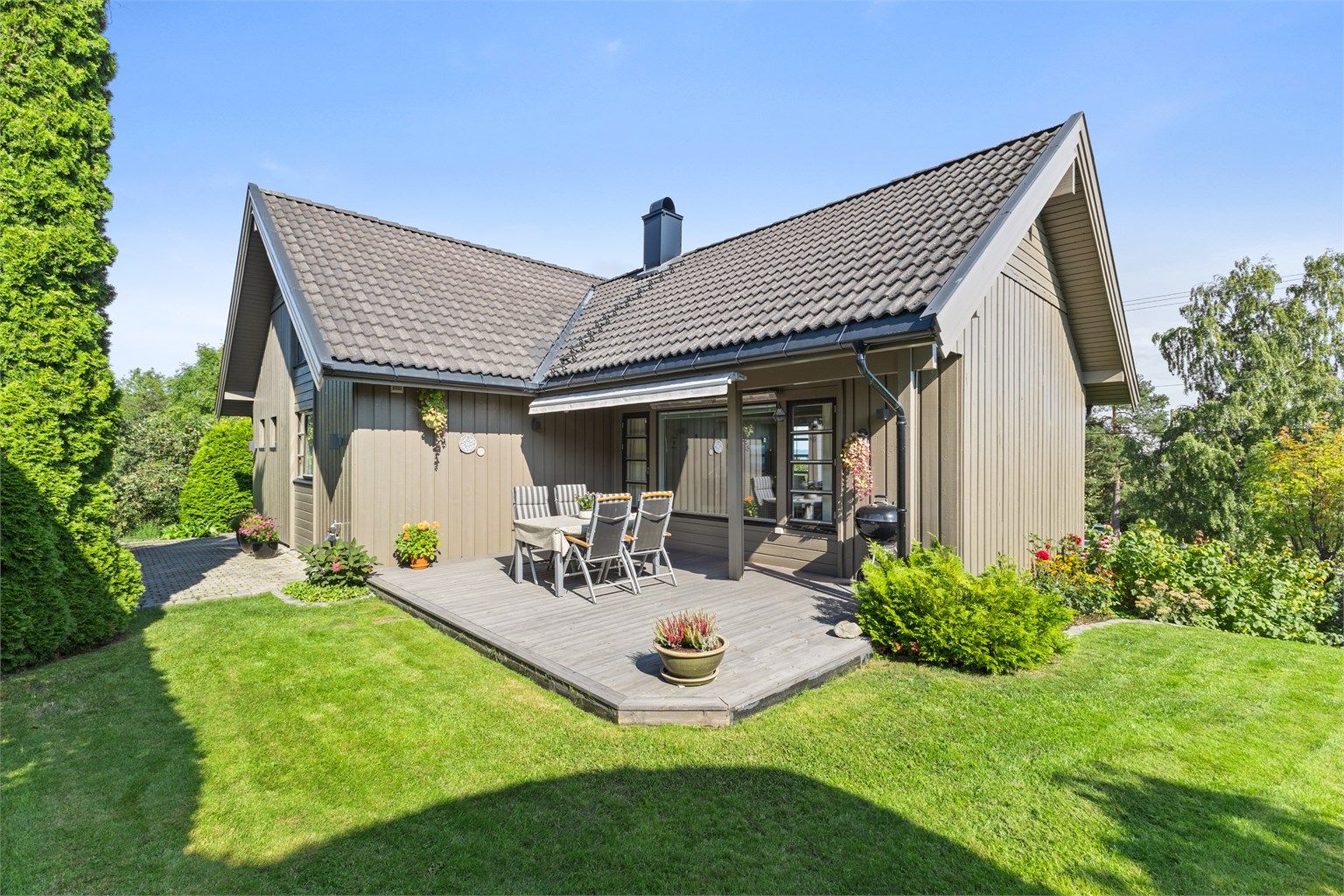 Boligen går over 3 plan og inneholder 4 soverom, 2 stuer, loftstue, 2 bad, vaskerom og 3 boder. Det er flere flotte uteplasser med gode solforhold rundt boligen.